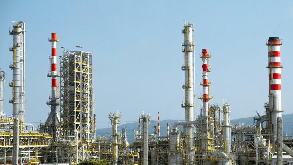 Oil refinery distillation columns and process piping