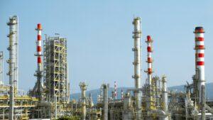 Oil refinery distillation columns and process piping