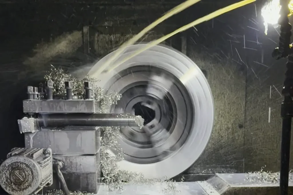 Facing a large-diameter stainless steel forged flange ring on a heavy-duty lathe at the HuaboPipe factory in Lishui